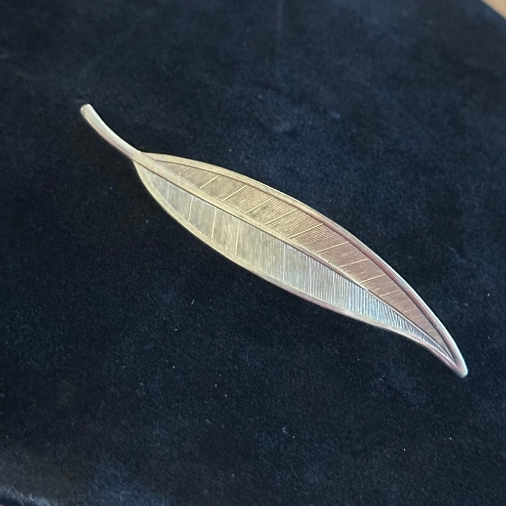 Vintage Gold Tone Leaf Brooch Textured Willow Leaf Pin Botanical Jewelry 3"